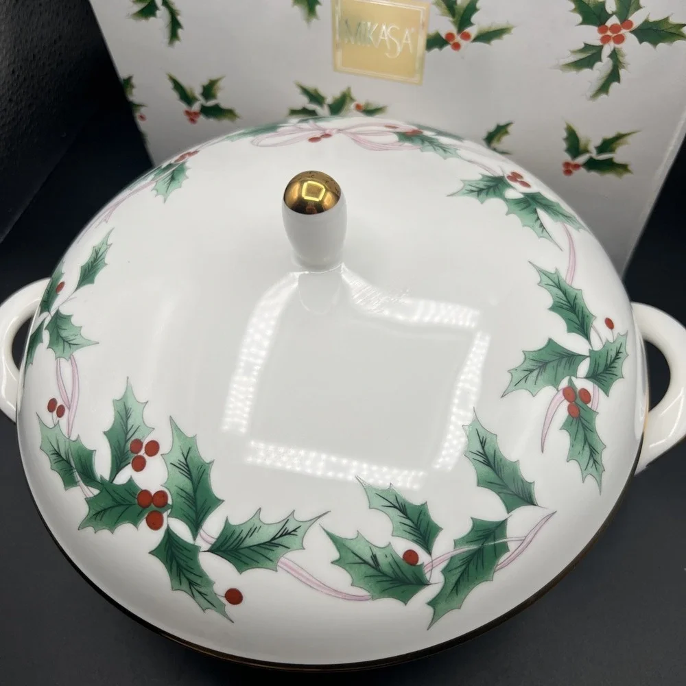 Mikasa Ribbon Holly Covered Casserole Dish‎